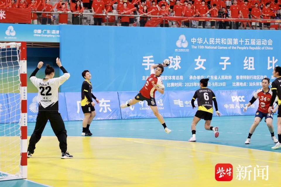 就扮演着球, 除了功勋老